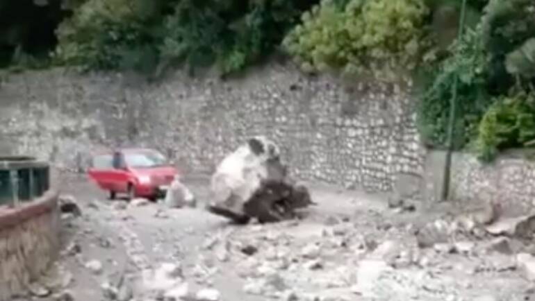 Grosso masso cade lungo la strada tra Capri e Anacapri: tragedia sfiorata. IL VIDEO