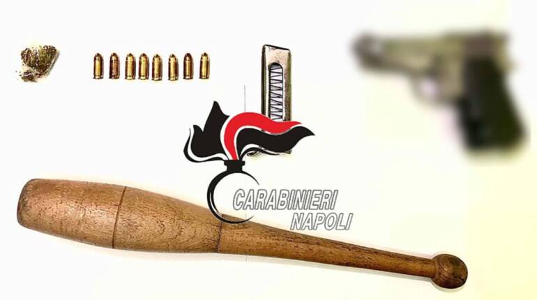Napoli, incensurato in giro a Chiaiano: con pistola clandestina e mazza da baseball