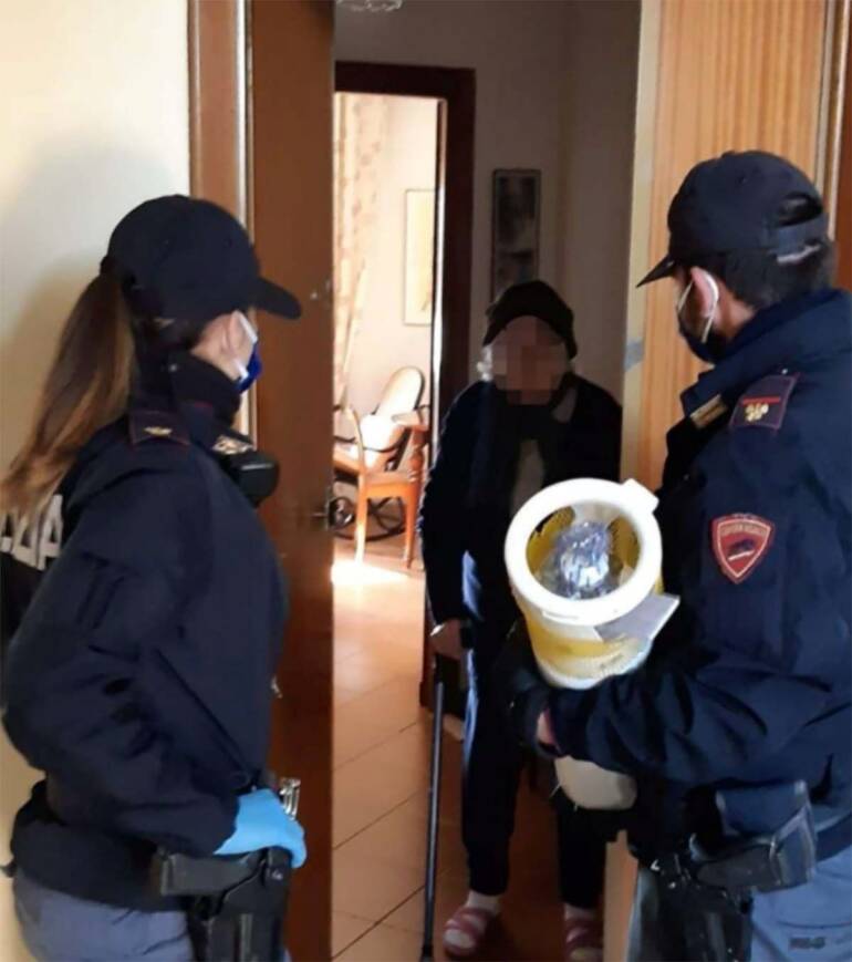 Poliziotti Babbo Natale consegnano ossigeno alla donna rimasta senza