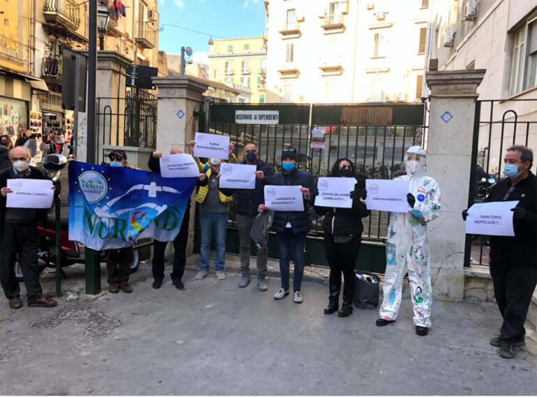 Protesta in guanti neri