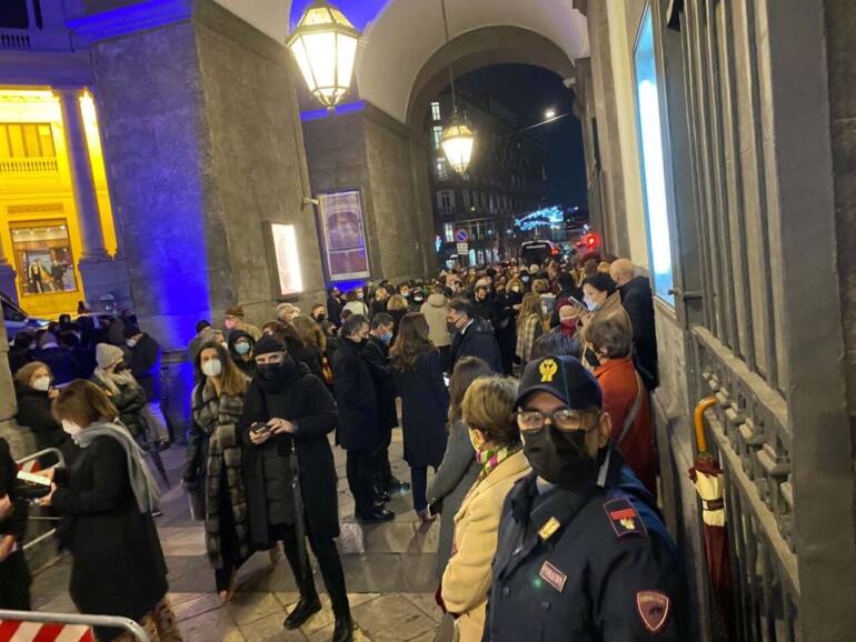 Napoli, ressa al san carlo