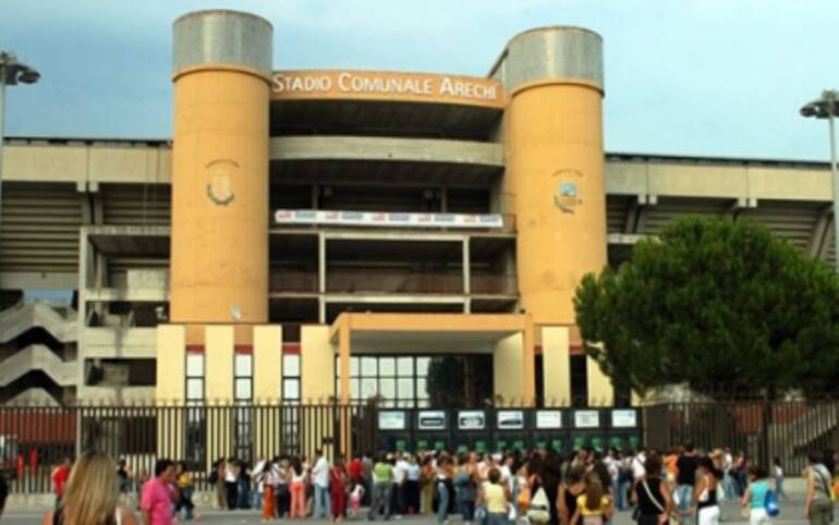 La Salernitana: “Offese in area hospitality dello stadio Arechi durante derby con il Napoli, individuati i responsabili”