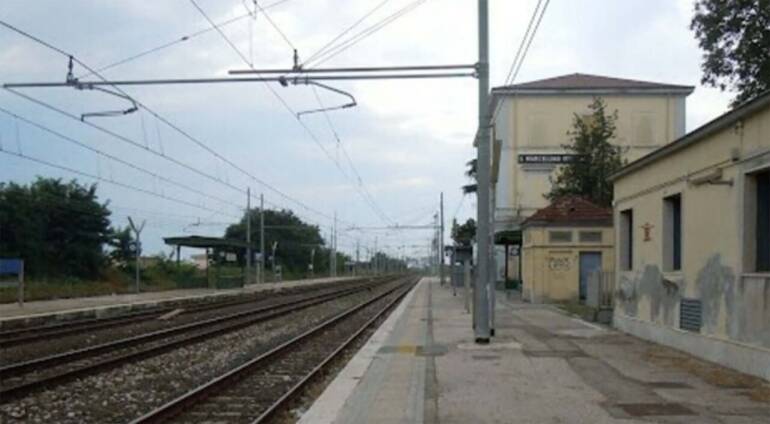 San Marcellino, identificato il ragazzo travolto dal treno: aveva solo 18 anni