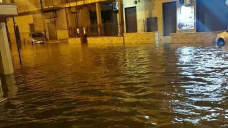 Strada allagata a Scafati, la figlia denuncia: “Mia madre morta senza soccorsi”