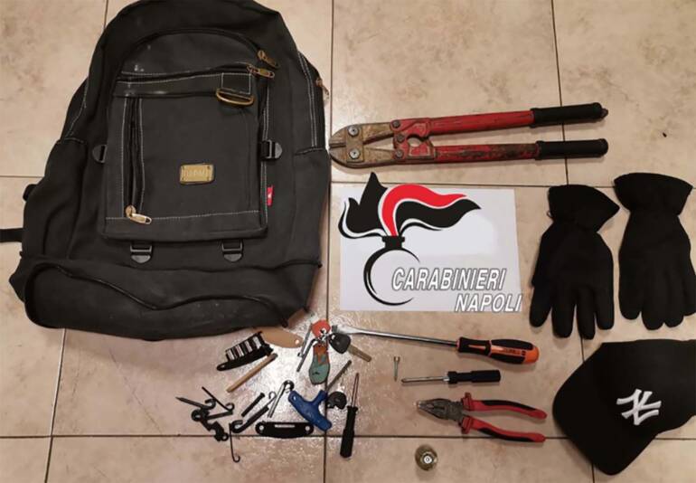 Casoria, inseguimento contromano sulla Circumvallazione: si scontrano con un’auto. Arrestati