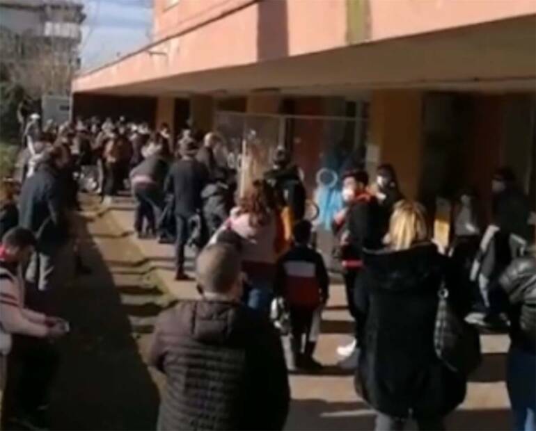 Code infinite per il tampone ad Aversa: aggredita una dottoressa
