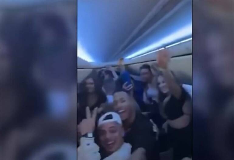 Influencer noleggiano un aereo privato per un party in volo: rischiano il carcere