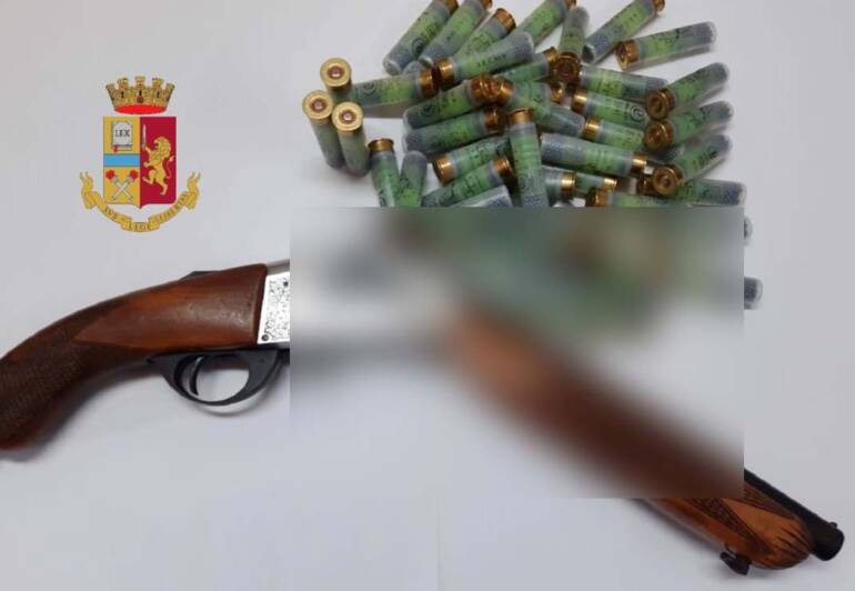Acerra, sorpreso con un fucile e munizioni in casa: arrestato