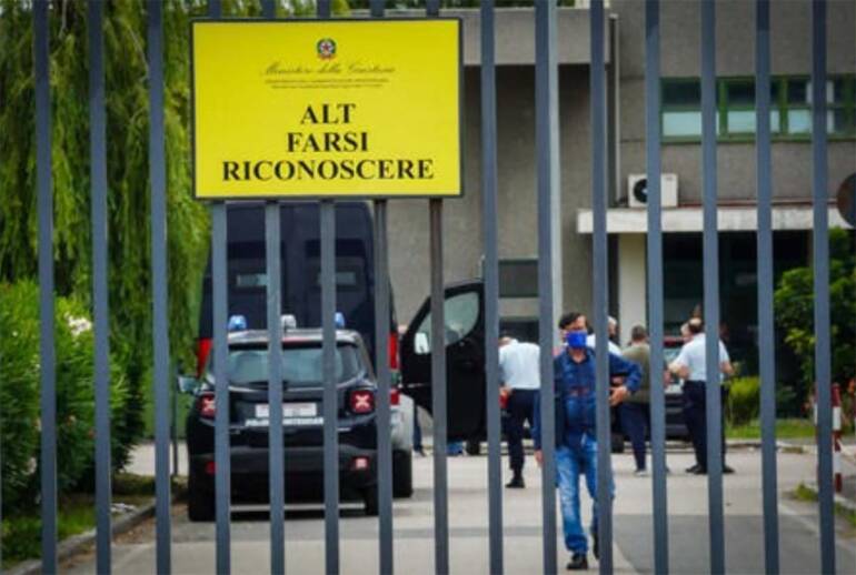 Agente aggredito da un detenuto al carcere di Santa Maria Capua Vetere
