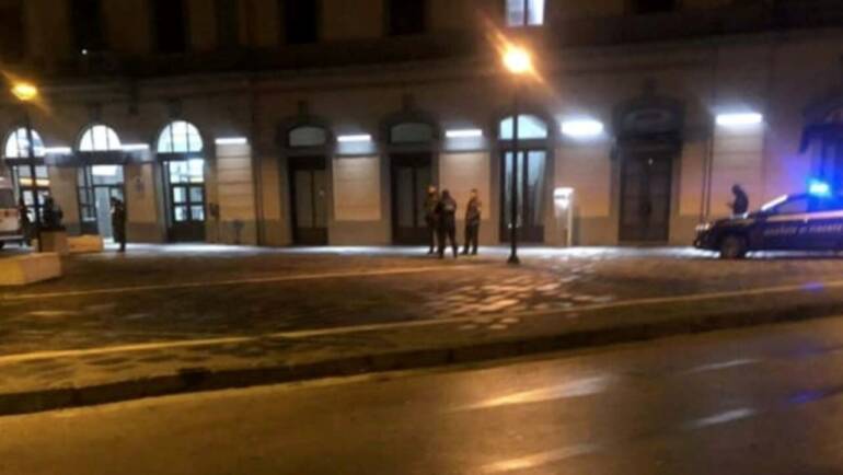 Aversa, massacrato di botte, aggressore scappa in treno: fermato per tentato omicidio