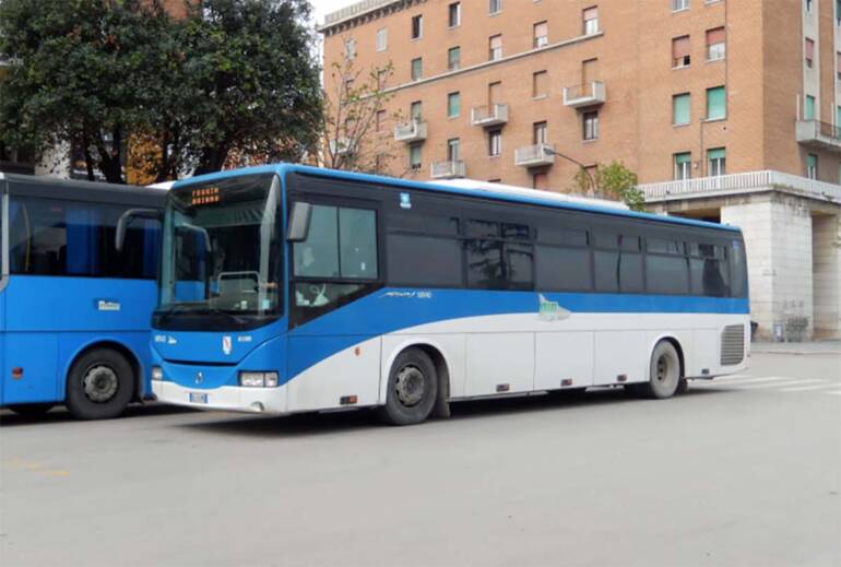 Avellino, sasso dal cavalcavia con un bus Air: nessun ferito