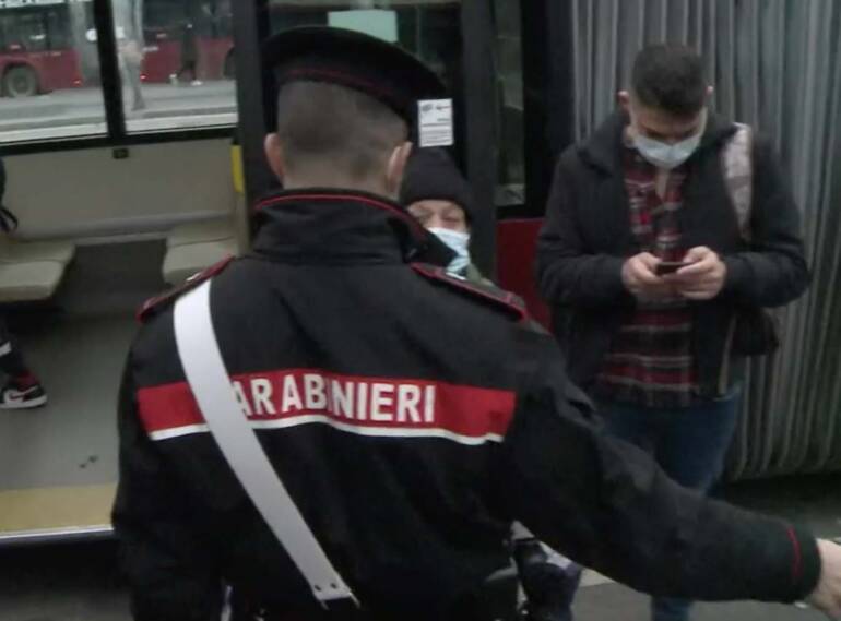 Napoli, positivi a passeggio in strada: 2 denunciati
