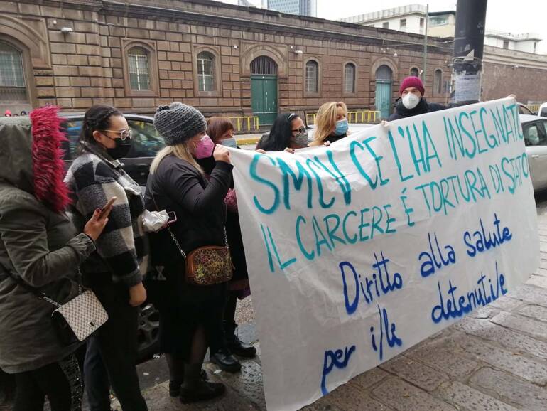 Napoli, protesta dei parenti dei detenuti davanti al carcere di Poggioreale
