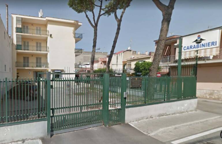 Fanno esplodere bomba davanti alla caserma dei carabinieri a Sant’Antimo: denunciati 2 ragazzini