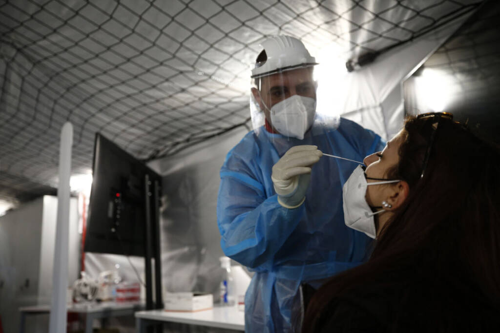 Torna la preoccupazione per il Covid in Campania: “Tamponi obbligatori nei Pronto Soccorso”