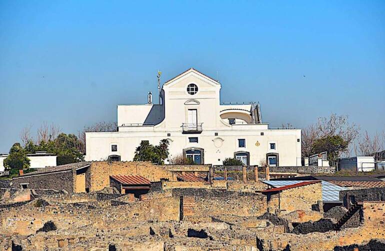 Scavi di Pompei, la Casina dell’Aquila si illumina di rosso per il “Il giorno della Memoria”