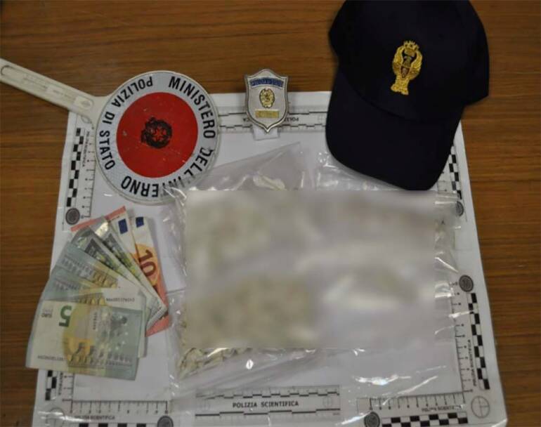 Braccato dalla polizia lancia busta con un 100 di grammi tra eroina e coca: arrestato 20enne