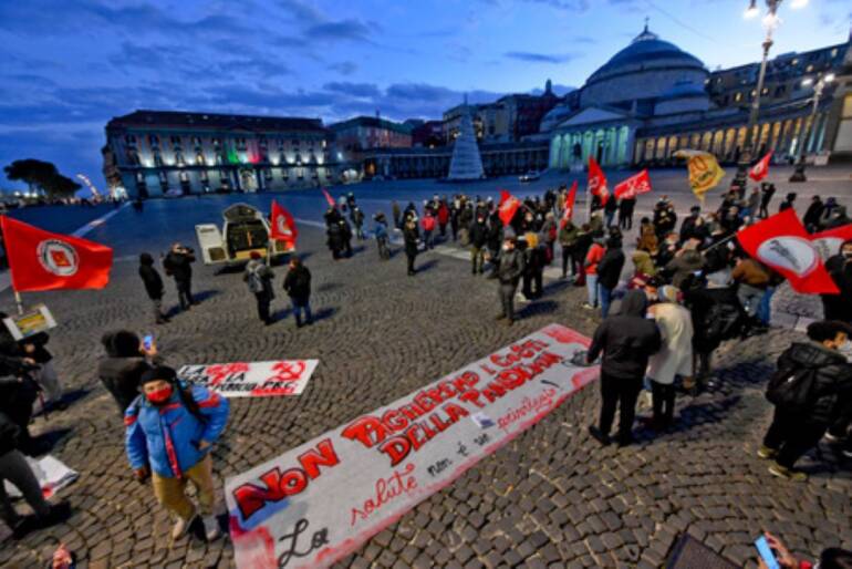 Covid, protesta precari a Napoli: “Ai privati la gestione della pandemia”