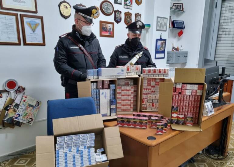 Terzigno, in casa una fabbrica abusiva di abiti e sigarette di contrabbando: arrestato