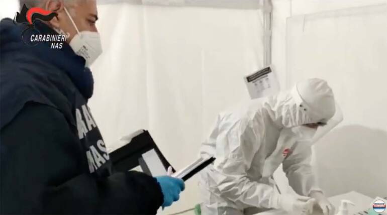 Napoli, falsi vaccini: in carcere infermiere e operatore sanitario