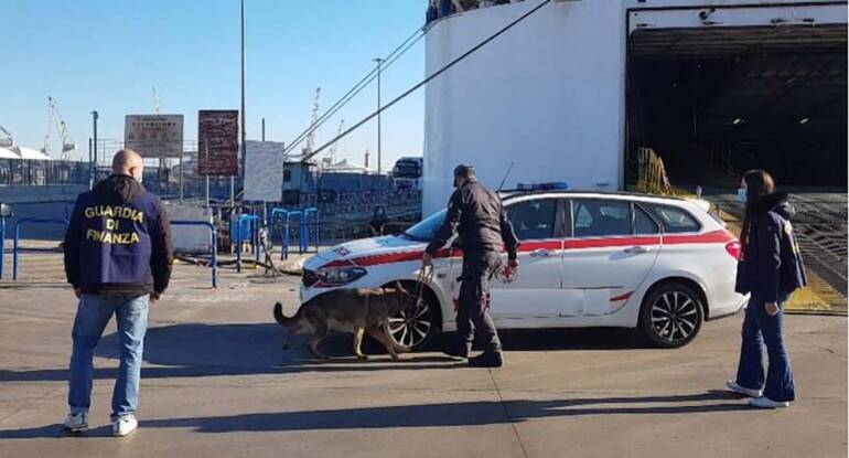 Droga da Napoli a Palermo nell’auto medica: 2 denunciati. IL VIDEO
