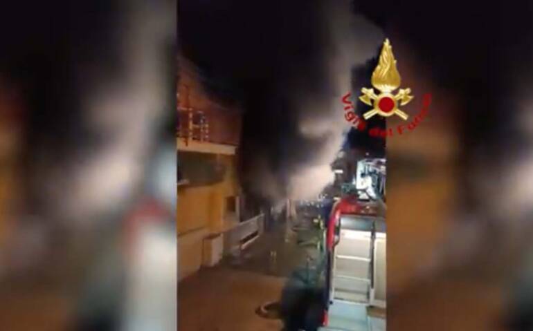Incendio a Marigliano: 2 anziani salvati dai vigili del fuoco