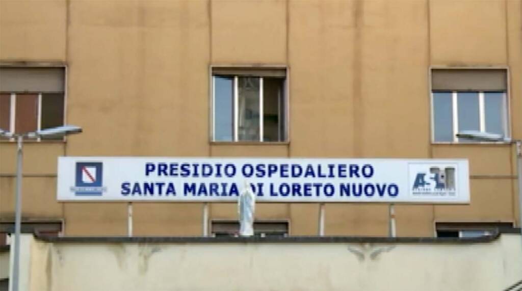 Napoli, ruba negli armadietti dell’ospedale Loreto Mare: arrestato