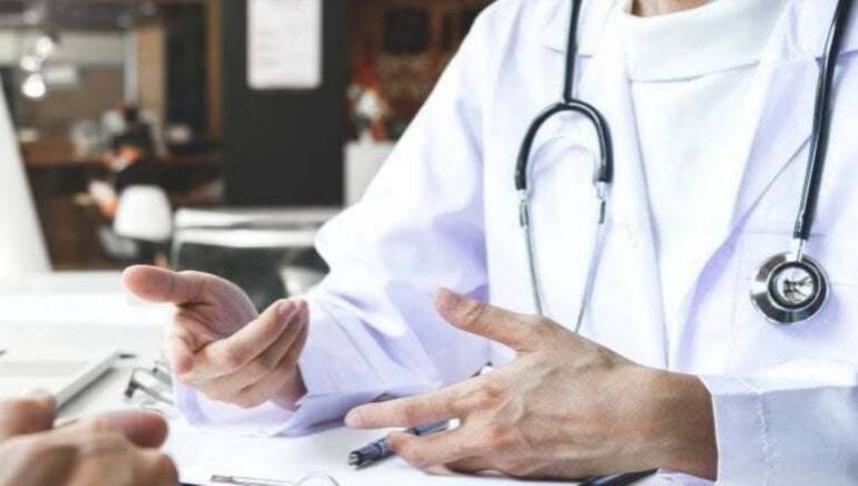 Finte cure oncologiche e una donna sana morta: arrestato sedicente medico