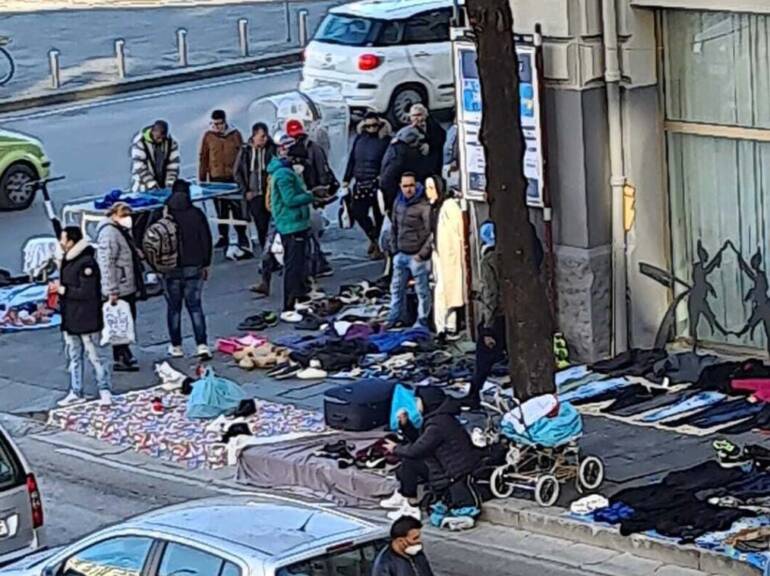 Napoli, polizia municipale sgombera ‘mercatino della monnezza’ di via Mancini