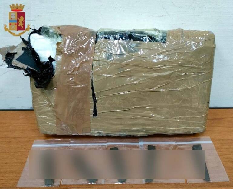 Napoli, sorpresi con oltre un chilogrammo di cocaina in auto: arrestati
