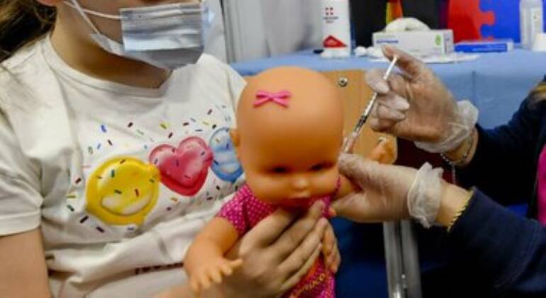 Napoli, finte punture alle bambole contro le paure dei bimbi per il vaccino
