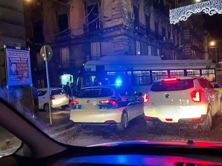 Piazza Dante ostaggio della sosta selvaggia: auto parcheggiata in curva blocca un autobus e paralizza il traffico