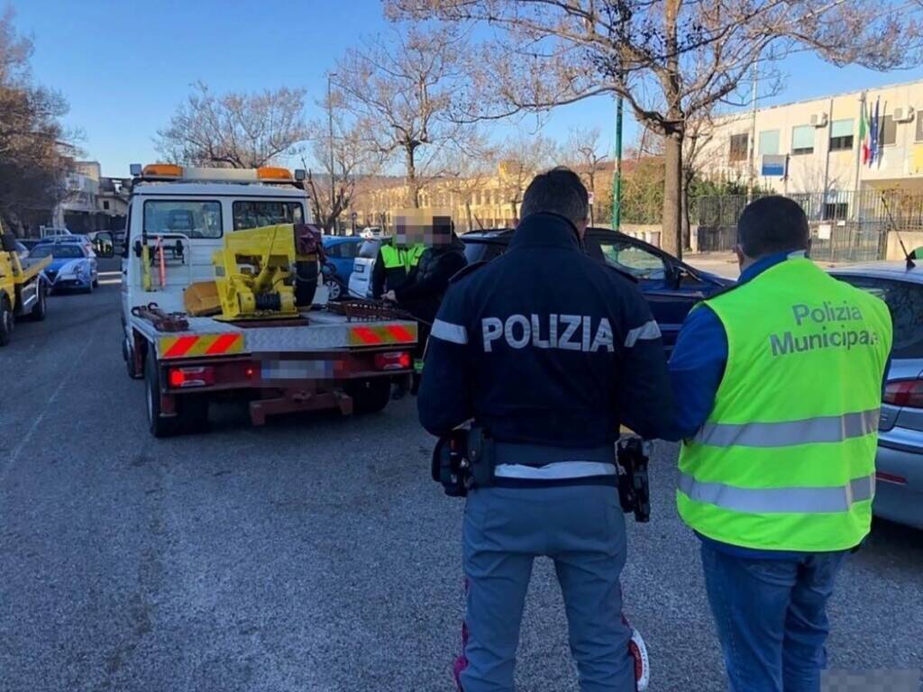 Napoli, veicoli abbandonati: rimozione nel quartiere Vicaria