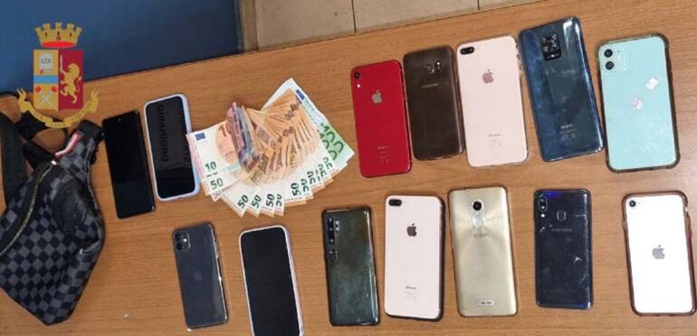 Napoli, aveva 12 cellulari nello zaino: denunciato nigeriano
