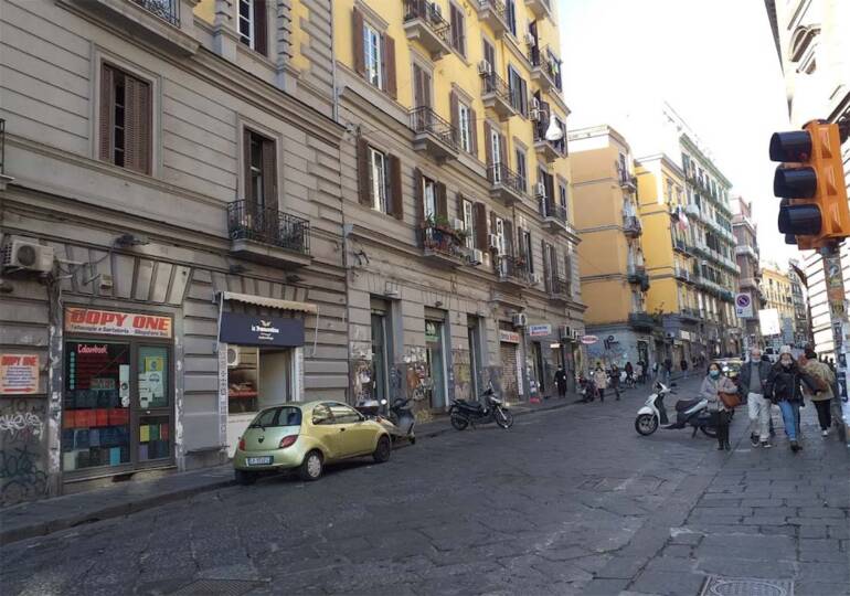 A Napoli, rapina in via Mezzocannone: uno preso, 2 in fuga