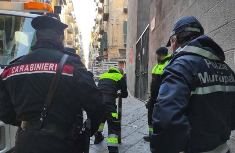 Napoli, vendono la strada pubblica per parcheggio ai Quartieri Spagnoli: 4 denunce