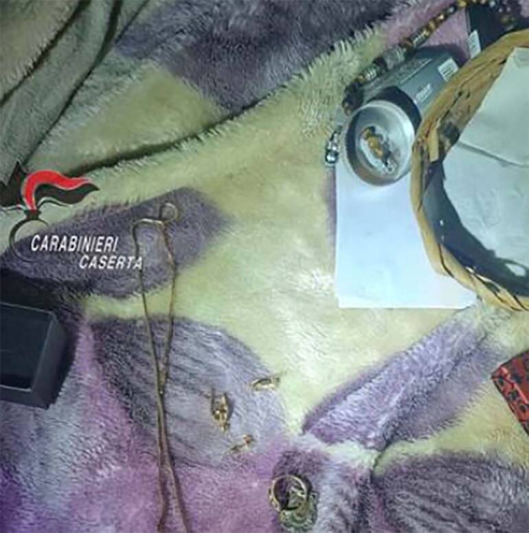 Parete, gli punta un coltello alla gola e lo rapina in casa, preso 38enne albanese