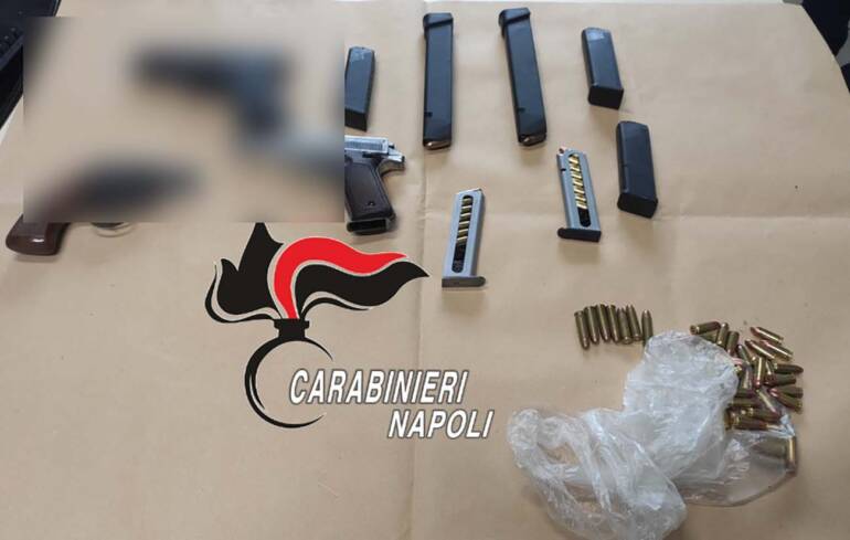 A Frattaminore arsenale nascosto in un terreno: anche una bomba a mano