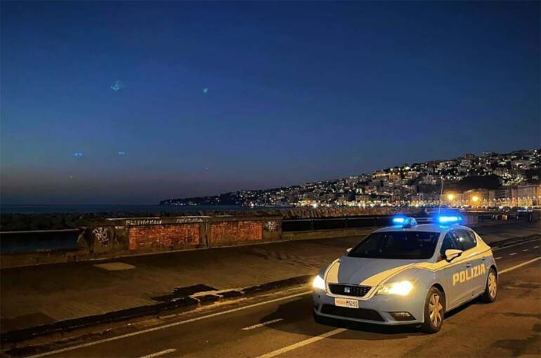Passeggia alla Riviera di Chiaia, vede la polizia e scappa: era evaso dai domiciliari