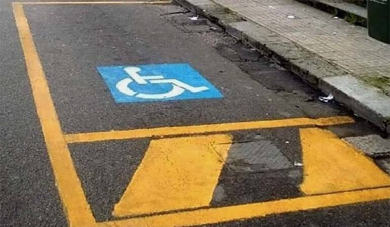 Ad Afragola bufera sul vigile: “Pure voi disabili parcheggiate ovunque… siete cattivi”