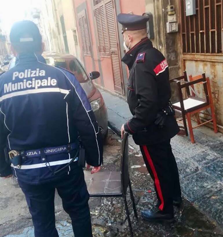 A Torre Annunziata rimosse catene, sedie e pali abusivi al rione Provolera