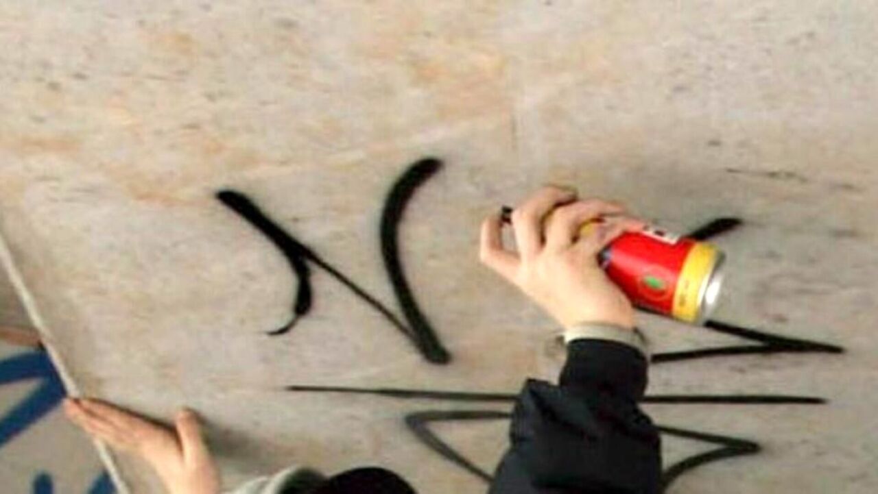 scrive giove su facciata caserma carabinieri (1)
