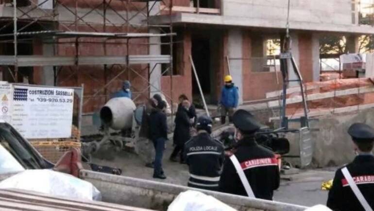 Muore sul cantiere investito dall’escavatore: Maddaloni piange Stefano Anastasio