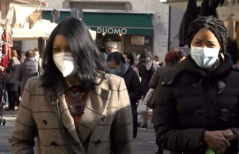 Via le mascherine all’aperto in tutta Italia