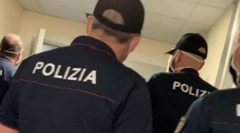 Controlli della polizia in uno stabile a Frignano: trovate pistola e droga, un arresto e due denunce