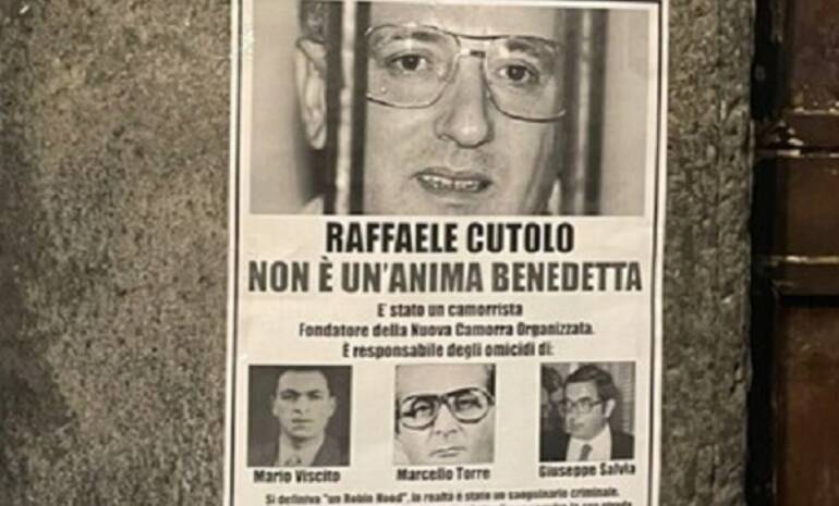 Contromanifesti delle Iene su Cutolo strappati ad Ottaviano