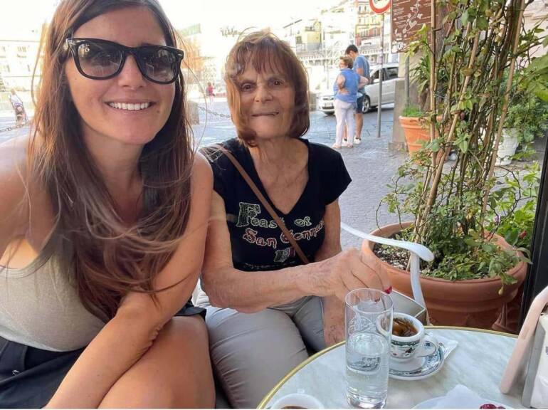 Mariagrazia, la star del web con NonnaMargherita, ricoverata a Londra. Preghiere sui social. IL VIDEO