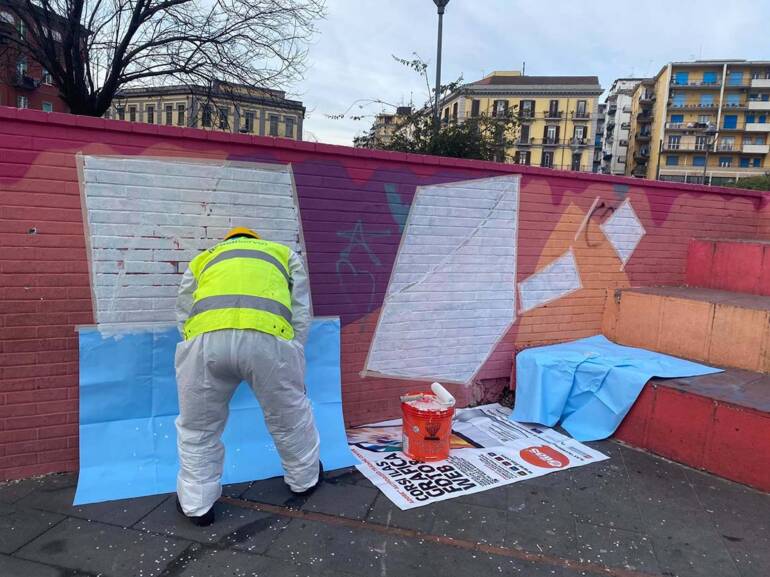 Napoli, cancellate le scritte e i disegni osceni sul murale della piccola Noemi