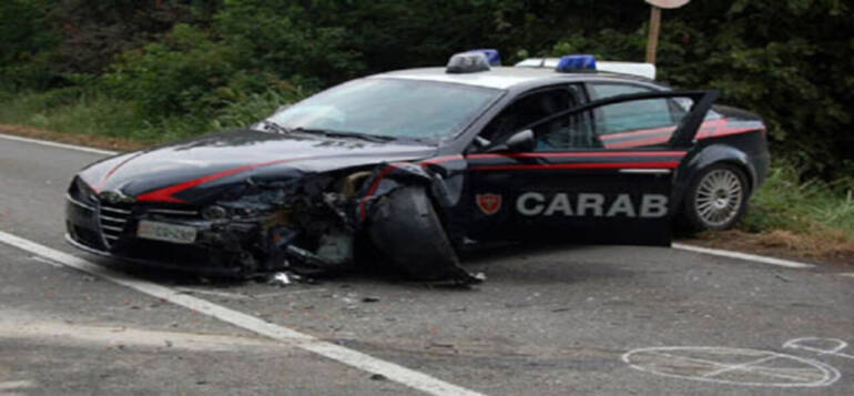 Schianto contro la Gazzella dei Carabinieri: 4 feriti e tre auto coinvolte