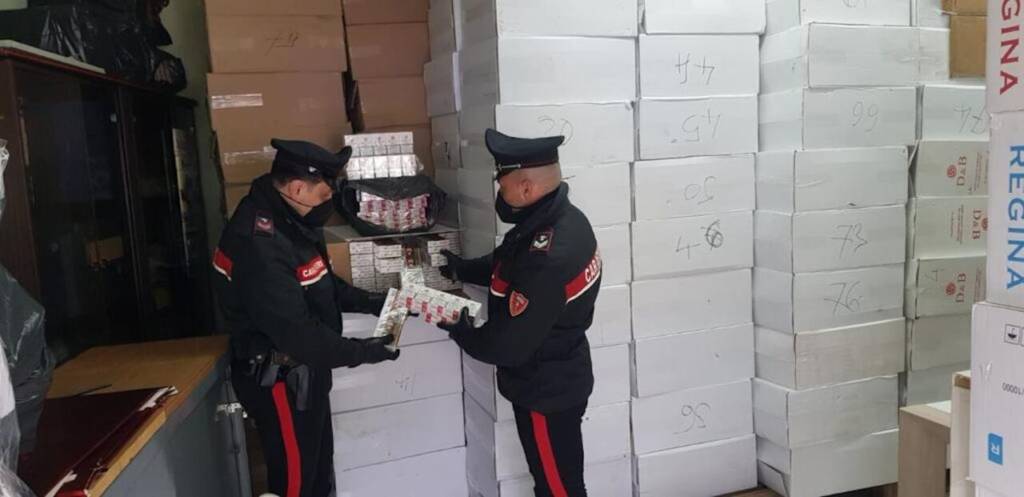 Napoli, oltre 2 tonnellate di sigarette di contrabbando nel garage: arrestati in 2